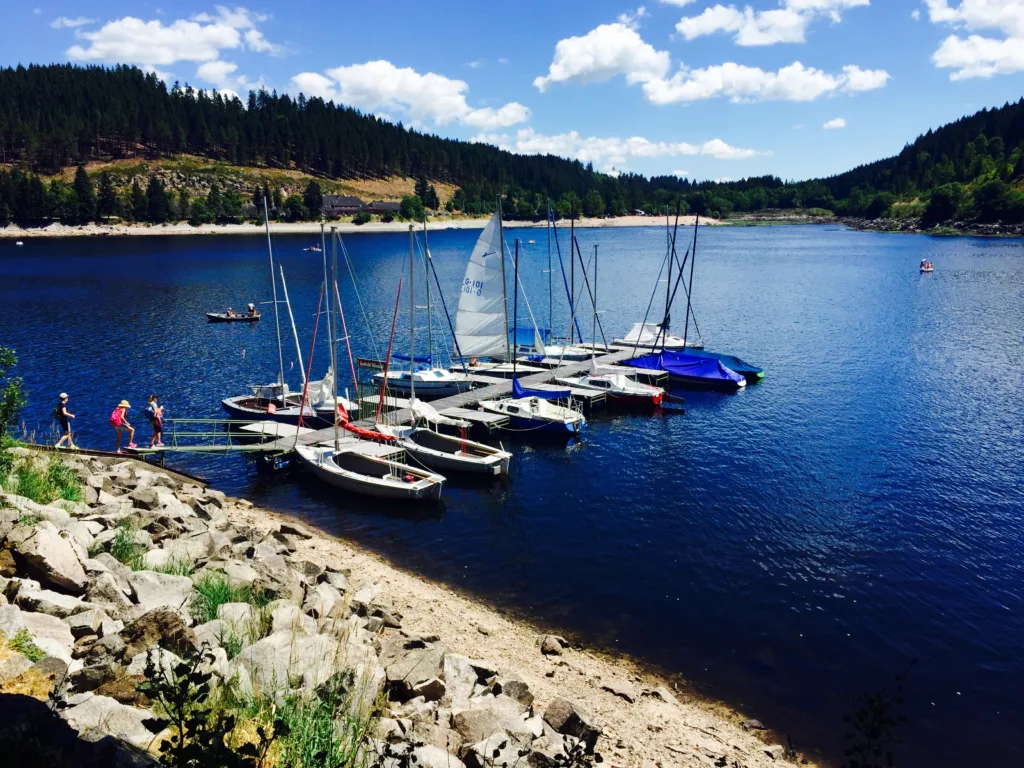 Schluchsee Steg mit Booten an der Staumauer